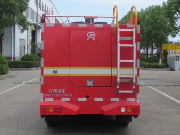 東風(fēng)銳騏雙排四驅(qū)器材消防車(4×4)